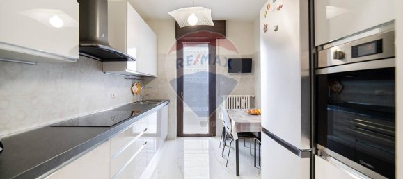 3 rooms Apartment in Cologno Monzese, Italy No. 146285 7