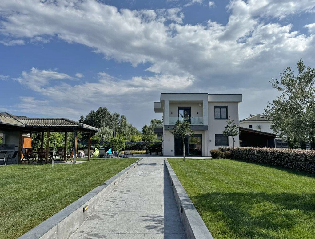 Propiedad comercial de 4 habitaciónes en Litochoro, Greece No. 52270