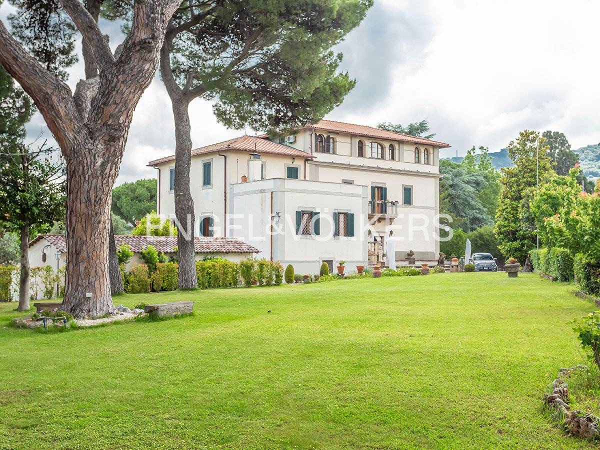 5 bedrooms Villa in Frascati, Italy No. 127189