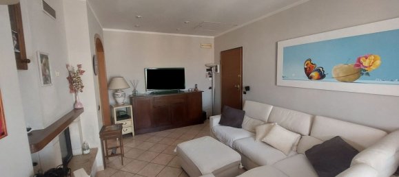 4 bedrooms Apartment in Prato, Italy No. 377853 2