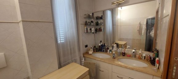 4 bedrooms Apartment in Prato, Italy No. 377853 9