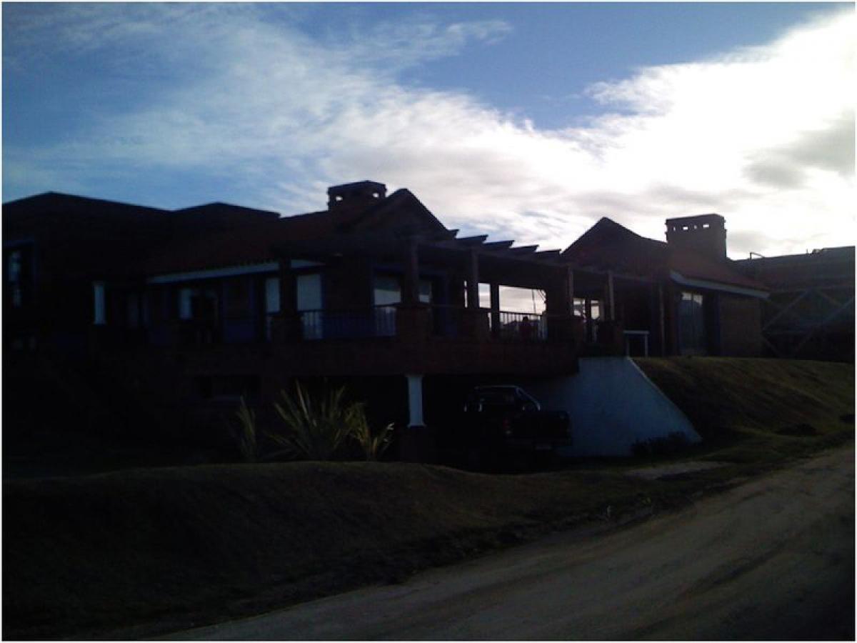 Casa de 3 dormitorios en Maldonado, Uruguay No. 1828