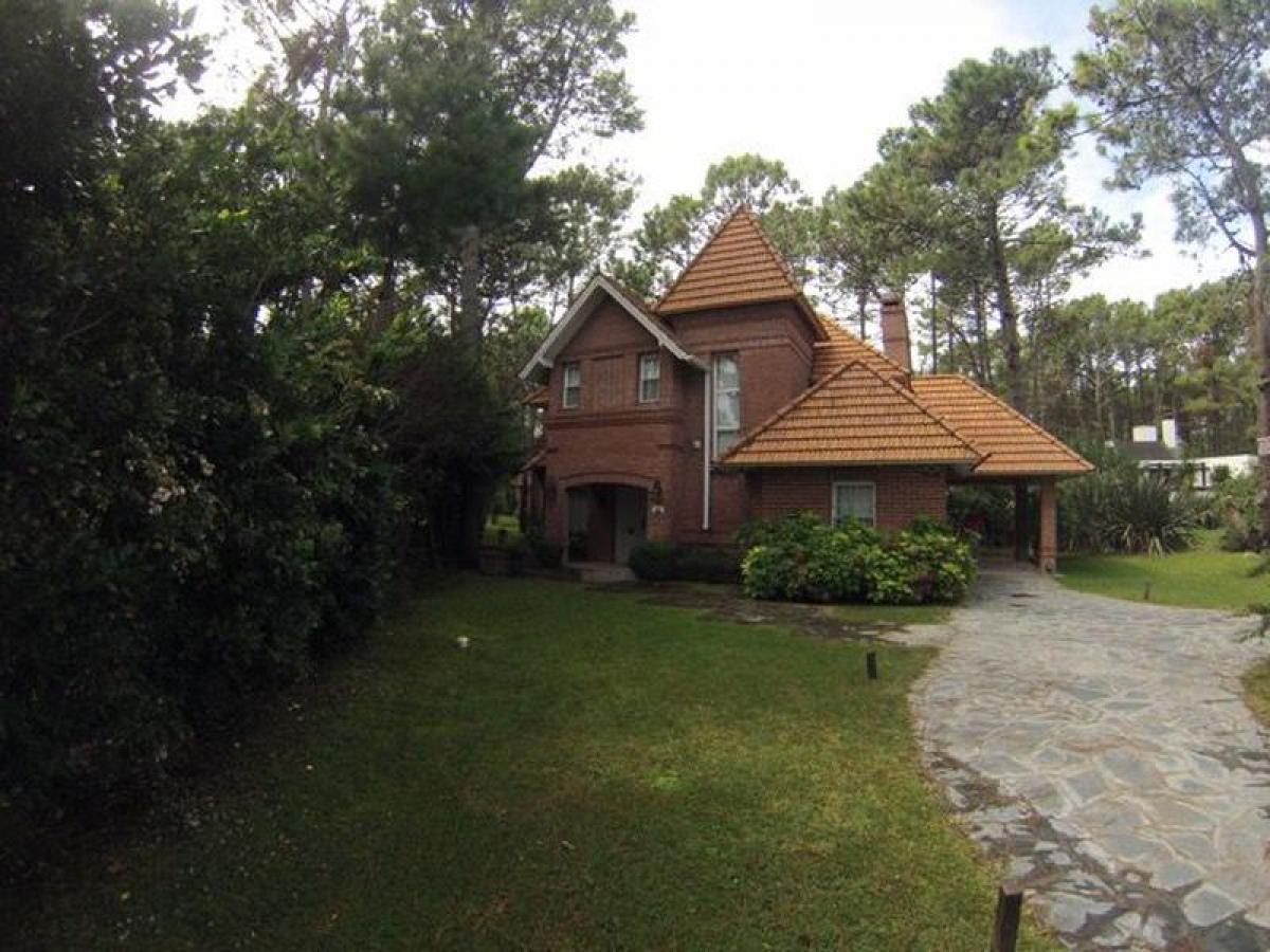 Casa de 4 dormitorios en Mar del Plata, Argentina No. 67153