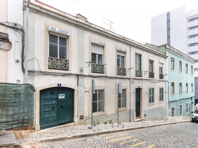 236m² Building in Lisbon, Portugal No. 131118