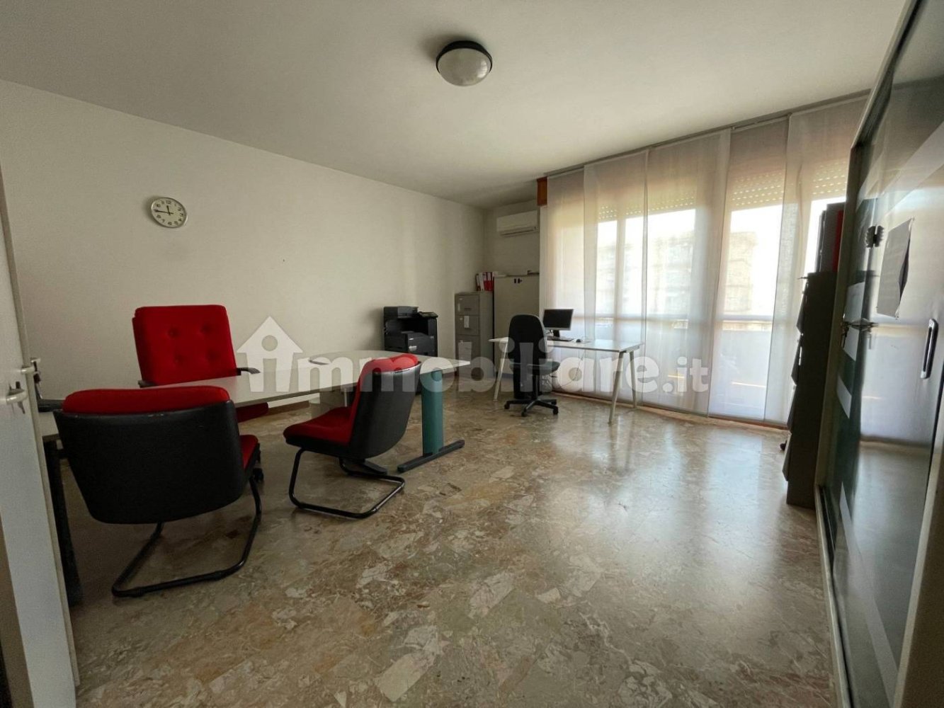 Oficina de 4 habitaciónes en Cassola, Italy No. 147437