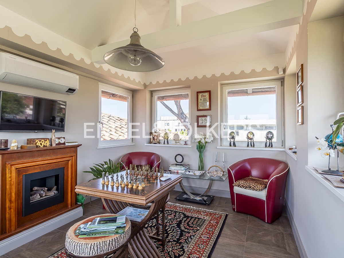 4 bedrooms Villa in Rome, Italy No. 105188