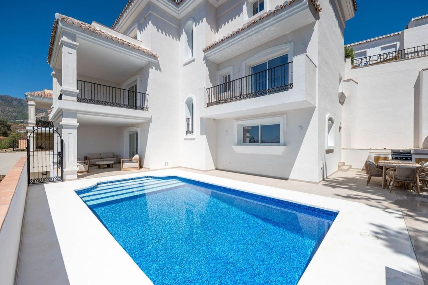 Villa de 4 dormitorios en Fuengirola, Spain No. 239909