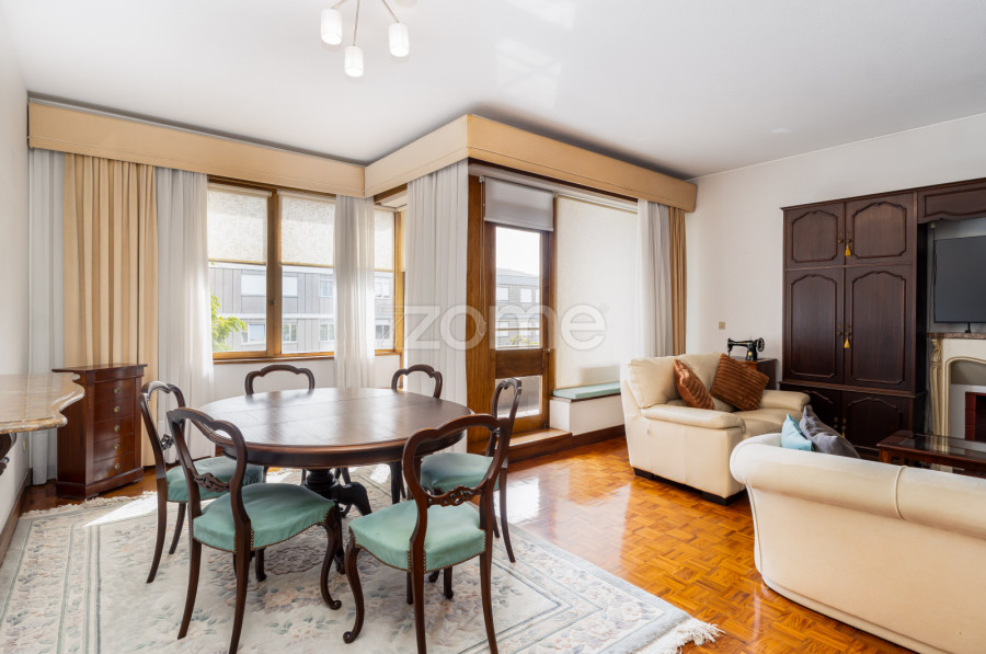 3 bedrooms Apartment in Porto, Portugal No. 300125