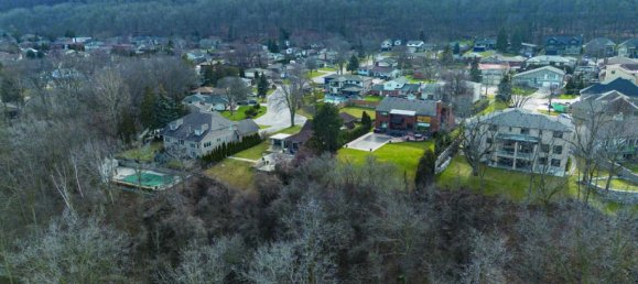 6 bedrooms House in Hamilton, Canada No. 353 6