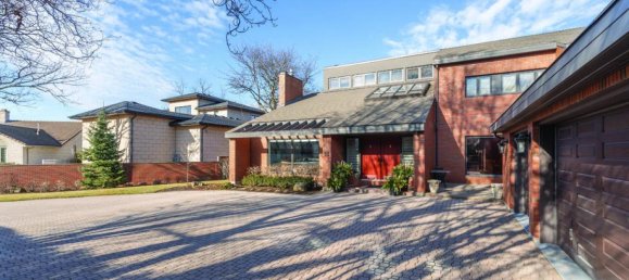 6 bedrooms House in Hamilton, Canada No. 353 2