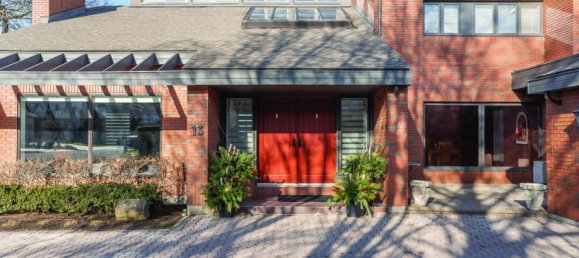 6 bedrooms House in Hamilton, Canada No. 353 3