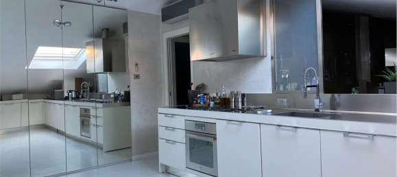 2-salle Appartement à Milan, Italy No. 245570 8