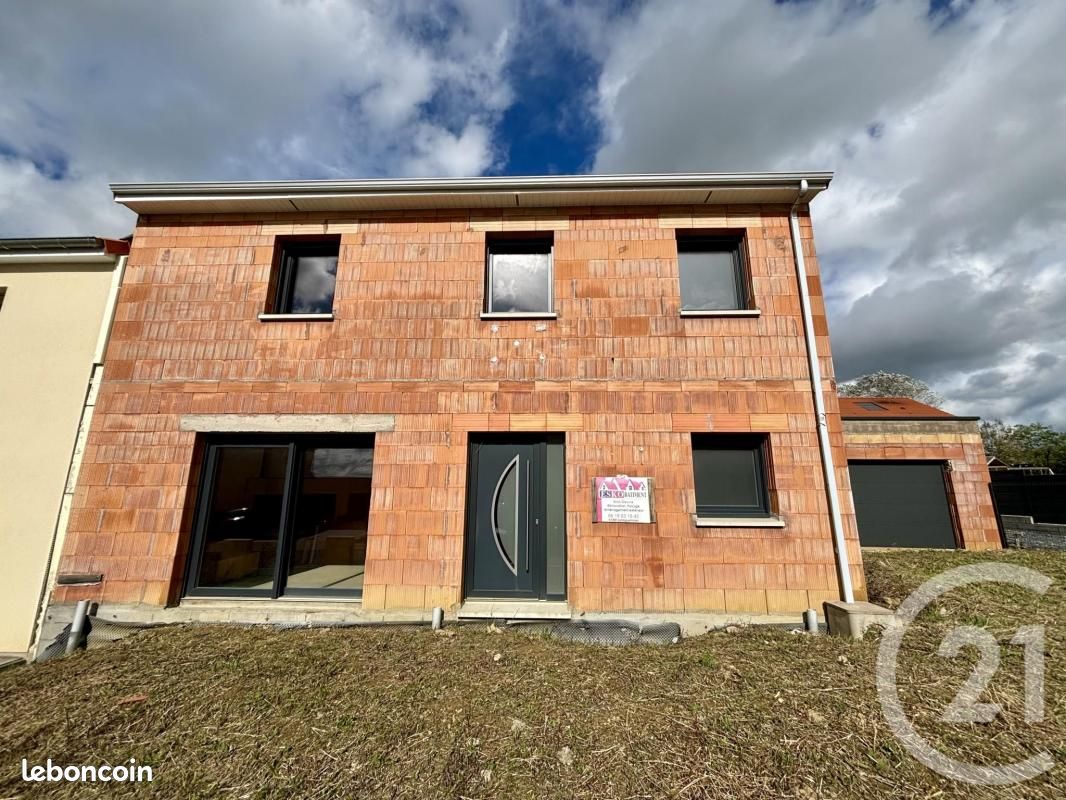 Casa de 3 dormitorios en Rodemack, France No. 237170