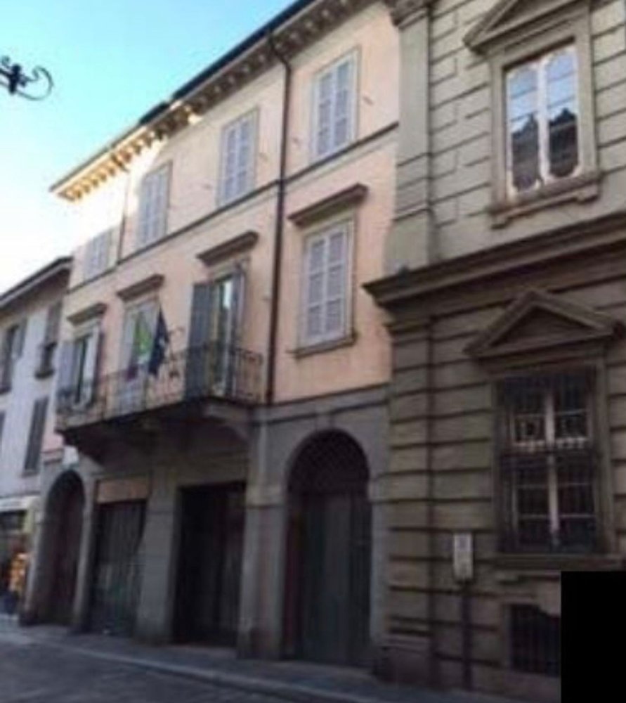 Gewerbliche Immobilie in Pavia, Italy 140m², Nr. 166899