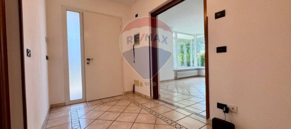 3 bedrooms Villa in Udine, Italy No. 270471 2