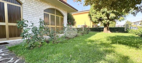 3 bedrooms Villa in Manerbio, Italy No. 374384 2