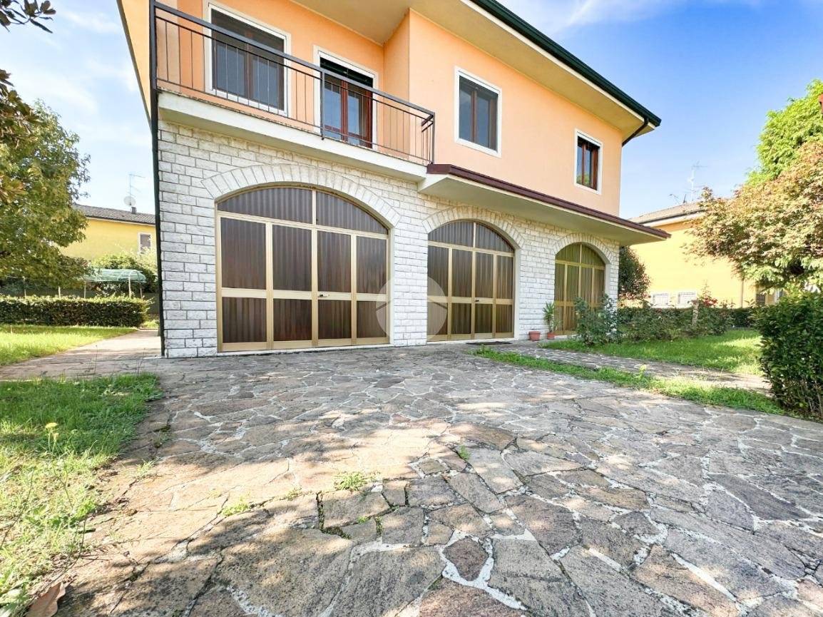 3 bedrooms Villa in Manerbio, Italy No. 374384