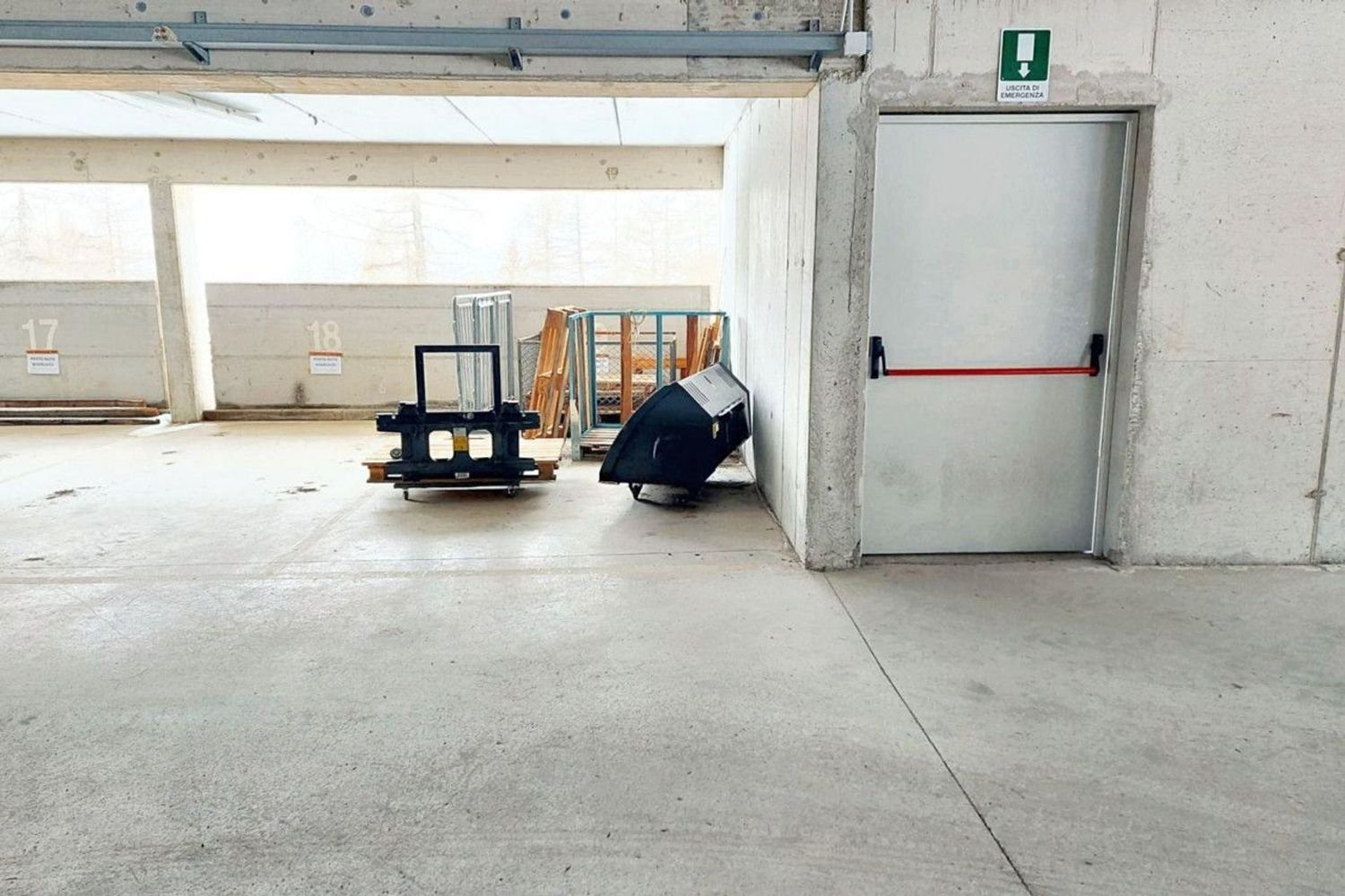  مرآب في Campodolcino, Italy 14متر مربع رقم 207968