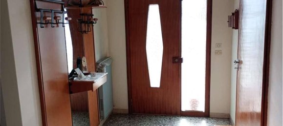 5 rooms House in Volpago del Montello, Italy No. 27429 19