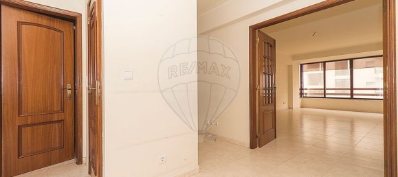 3 bedrooms Apartment in Lisbon, Portugal No. 99530 8