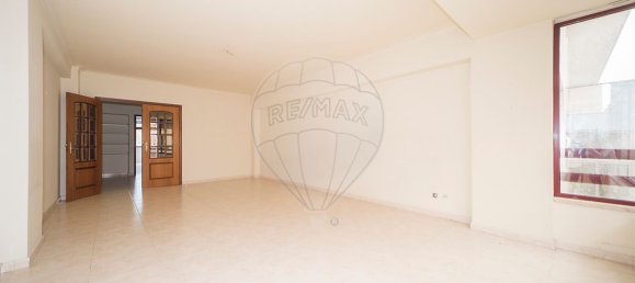 3 bedrooms Apartment in Lisbon, Portugal No. 99530 10