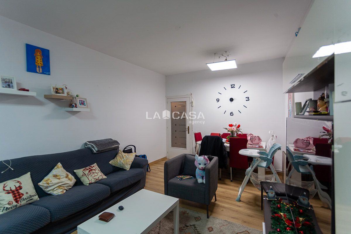 Apartamento de 4 dormitorios en L'Hospitalet de Llobregat, Spain No. 244327