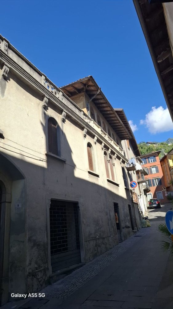 800m² Building in Sale Marasino, Italy No. 362235