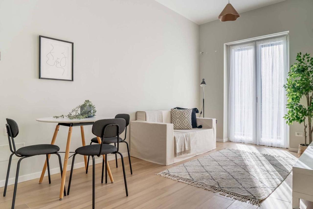 3 rooms Apartment in Milan, Italy No. 242527