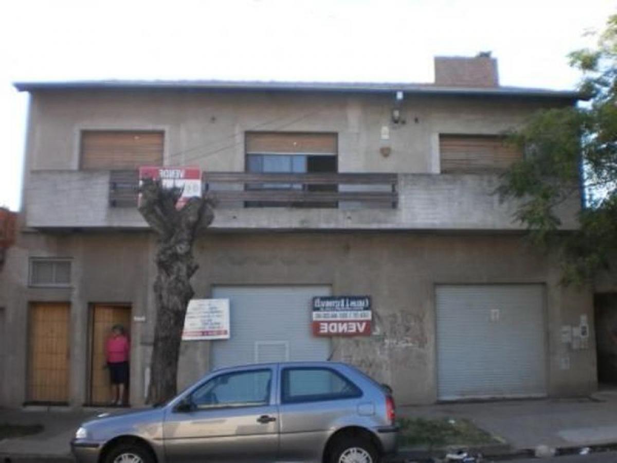 Casa de 4 dormitorios en General San Martín, Argentina No. 7335