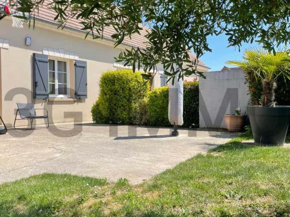3 bedrooms Villa in Compiegne, France No. 202266