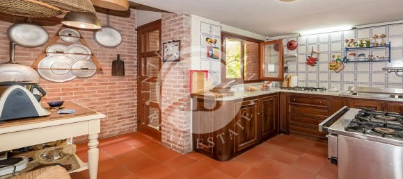 6 bedrooms Villa in Lucca, Italy No. 323243 25