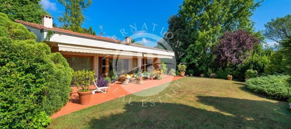 6 bedrooms Villa in Lucca, Italy No. 323243 2