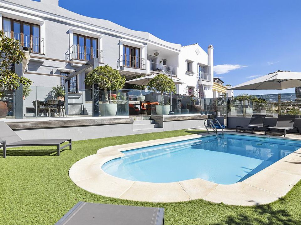 5 bedrooms Townhouse in Benahavis, Spain No. 275453