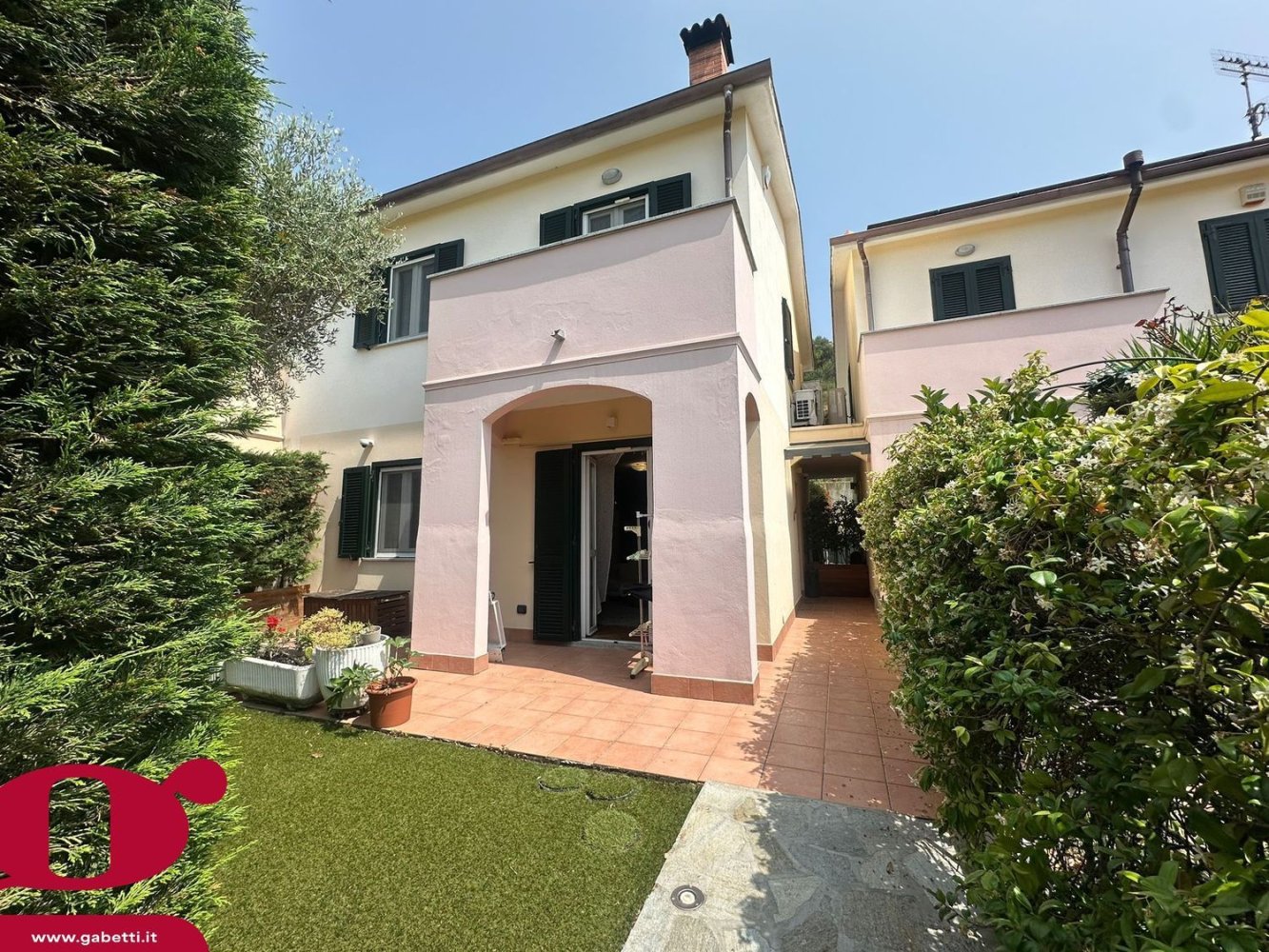 5 rooms House in Imperia, Italy No. 277480