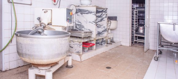 215m² Commercial property in Lisbon, Portugal No. 110314 3