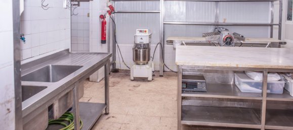 215m² Commercial property in Lisbon, Portugal No. 110314 24