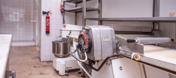 215m² Commercial property in Lisbon, Portugal No. 110314 17