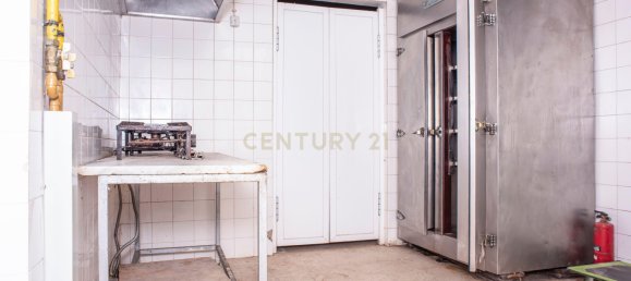 215m² Commercial property in Lisbon, Portugal No. 110314 22