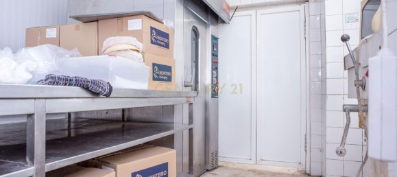 215m² Commercial property in Lisbon, Portugal No. 110314 9