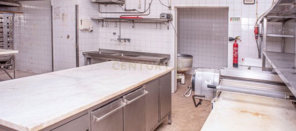 215m² Commercial property in Lisbon, Portugal No. 110314 38