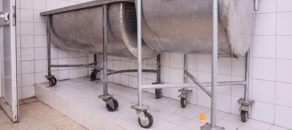 215m² Commercial property in Lisbon, Portugal No. 110314 8