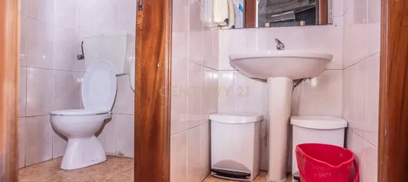 215m² Commercial property in Lisbon, Portugal No. 110314 34