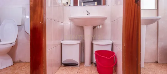 215m² Commercial property in Lisbon, Portugal No. 110314 32