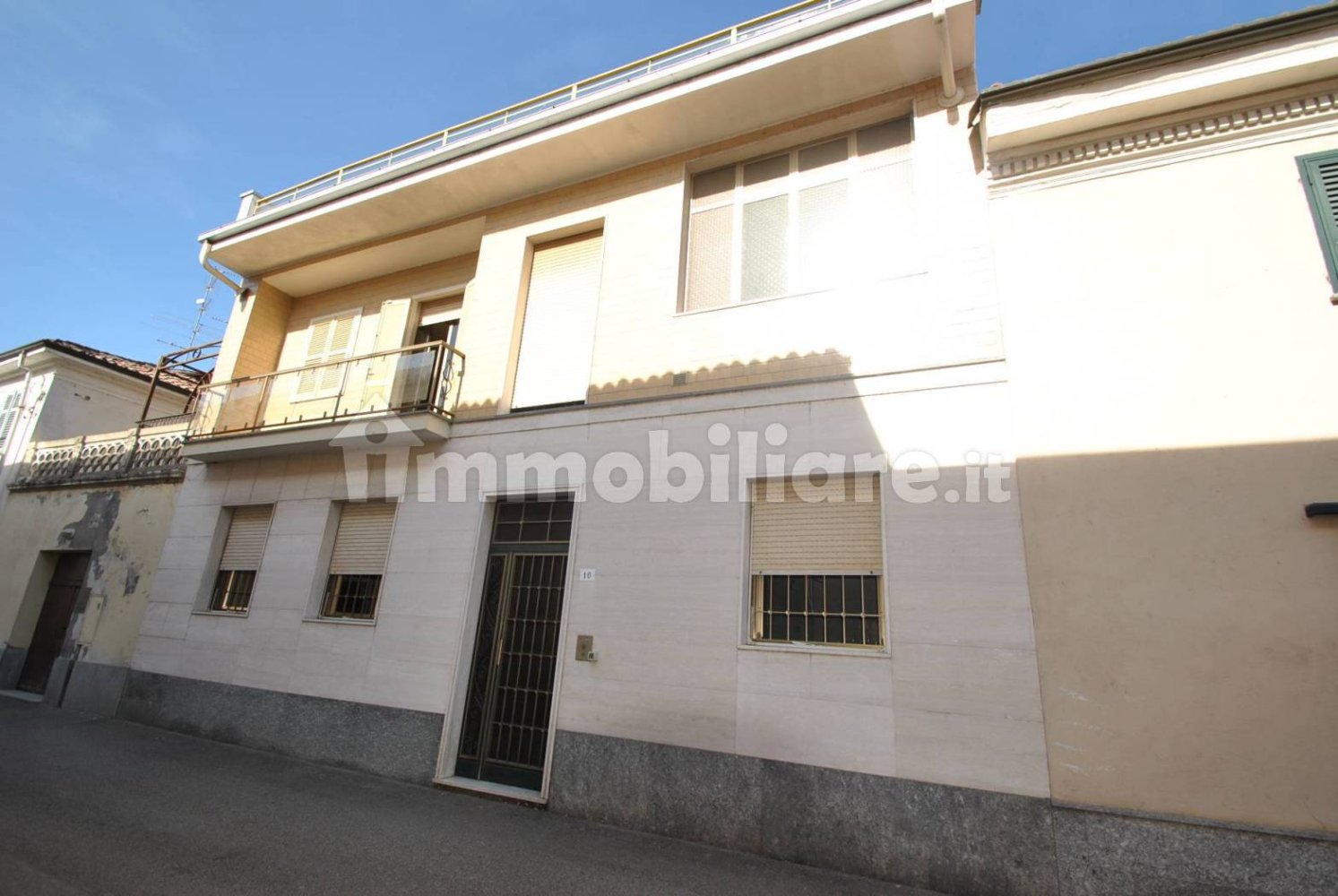 4 bedrooms Villa in Desana, Italy No. 153956