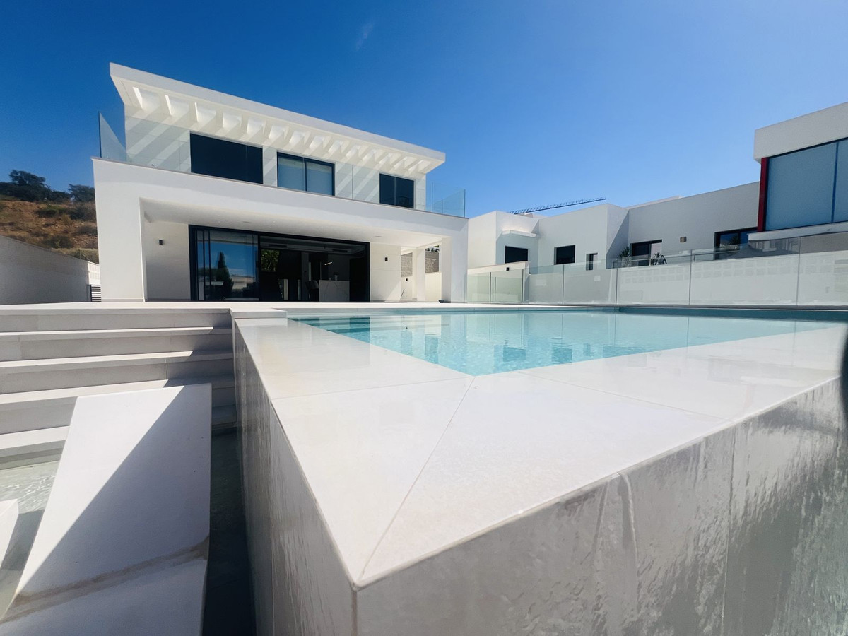 Villa de 4 dormitorios en Mijas, Spain No. 33480