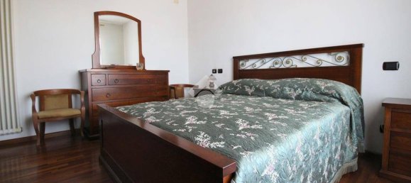 5 bedrooms Villa in Udine, Italy No. 78942 10