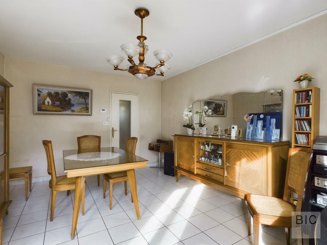 3 bedrooms Apartment in Bordeaux, France No. 97162