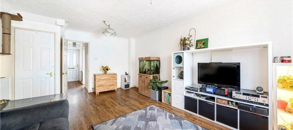 2 bedrooms House in Egham, United Kingdom No. 8642 6