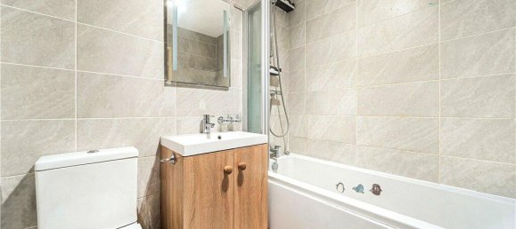 2 bedrooms House in Egham, United Kingdom No. 8642 5