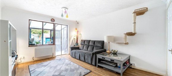 2 bedrooms House in Egham, United Kingdom No. 8642 7